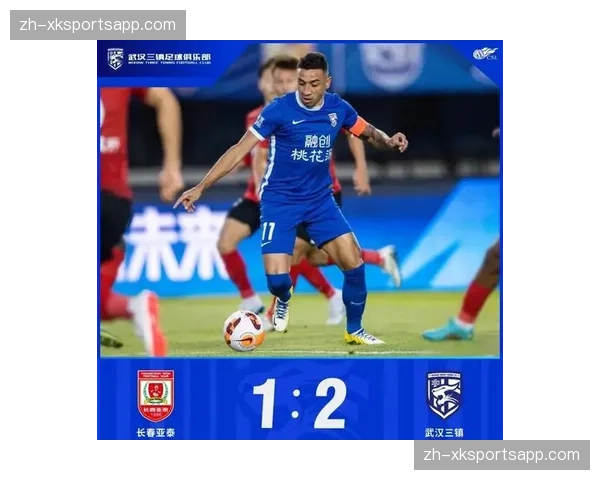 武汉三镇后卫线出球失误频繁，三条线衔接断裂致攻防脱节